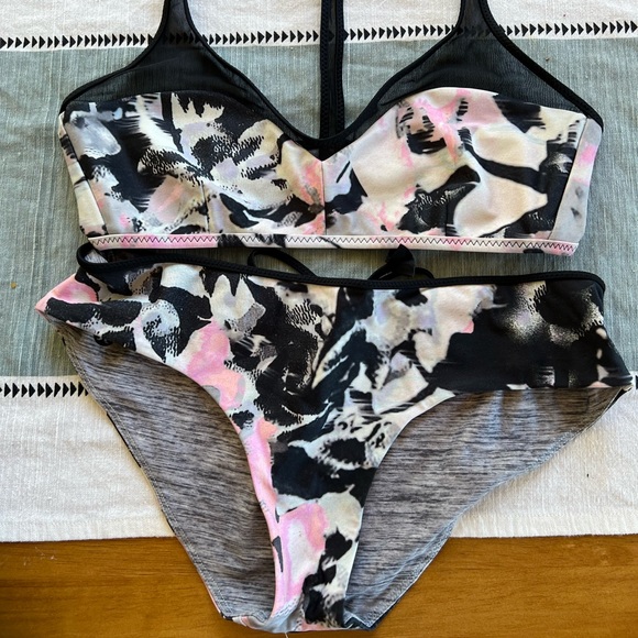 Lululemon ✨ Reversible Sport Two Piece Swimsuit - Picture 1 of 3